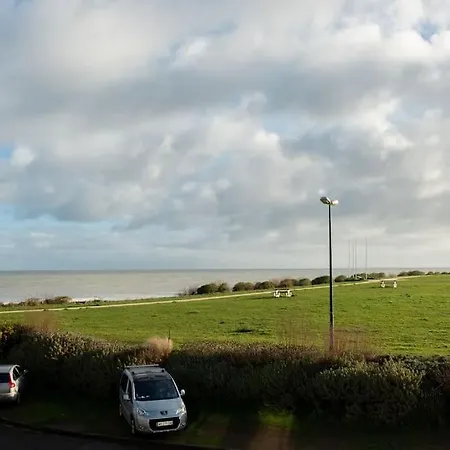 Apartment Beau F2, Vue Sur Mer, A Deux Pas De Courseulles.
