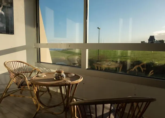 Beau F2, Vue Sur Mer, A Deux Pas De Courseulles. *